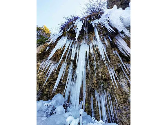 Cascada Zurreon, frozen in winter